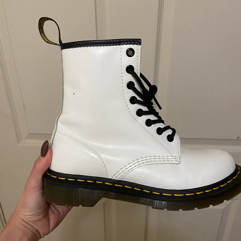 Dr Martens (women’s size 7) 1460 SMOOTH LEATHER LACE UP BOOTS